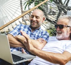 Première fois gay : comment franchir cette étape ?