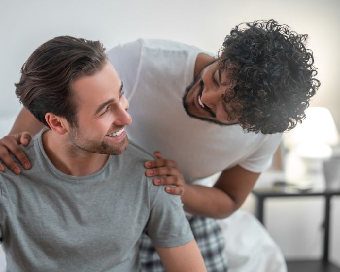 Couple d'hommes complices et souriants