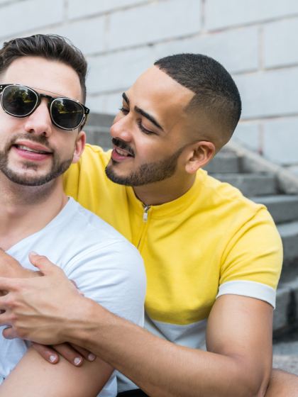 Couple d'hommes enlac�s sur des marches